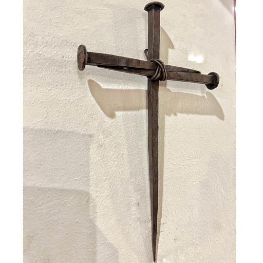 kovany zelezny kriz rustikalny krucifix nad vstupne dvere darcek klasicky rucne vyrobeny krestansky symbol.jpg